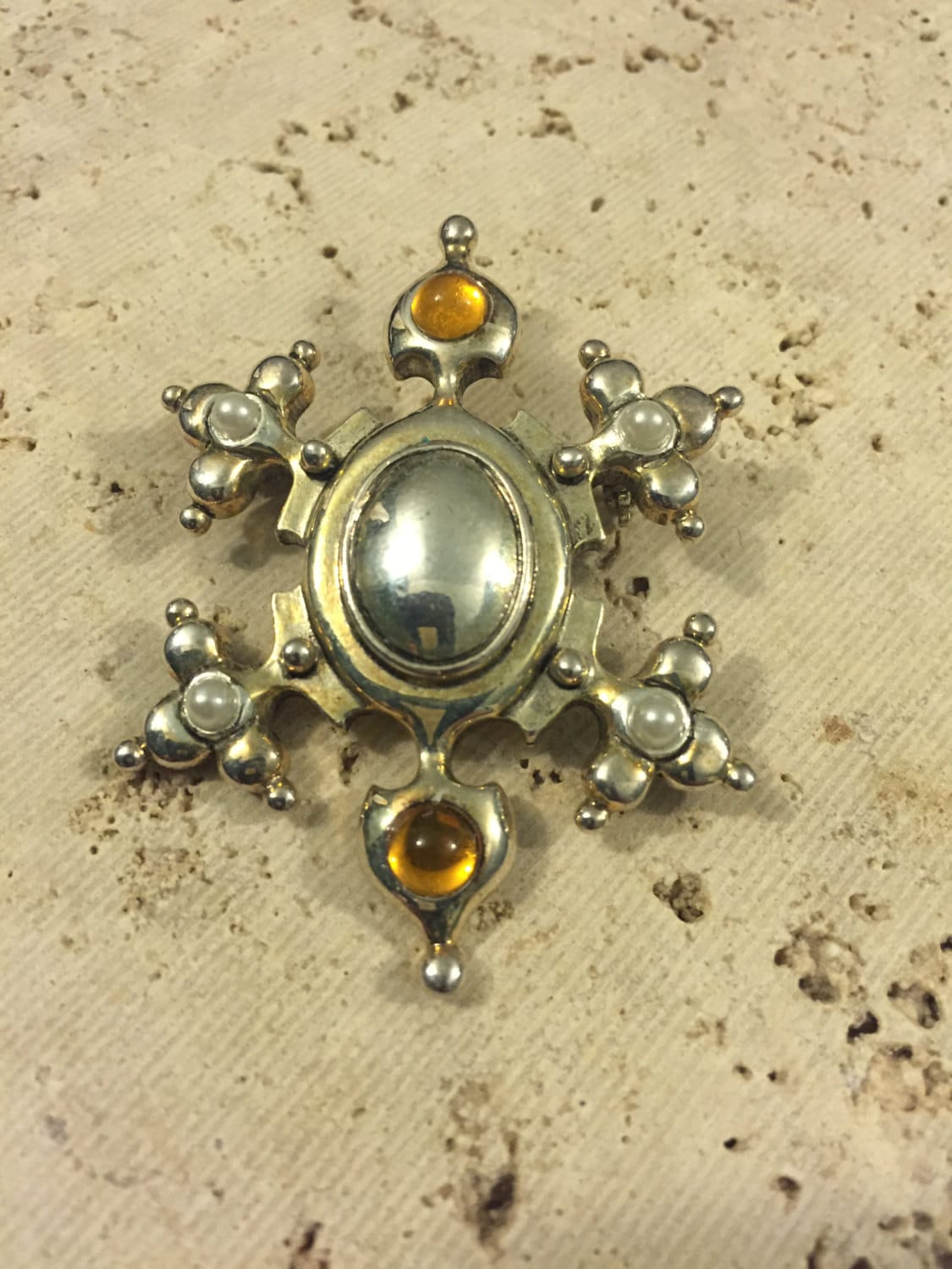 Vintage Starburst Silberfarbene Brosche Mit Gelben Und Weißen Steinakzenten von TheHavenFinds