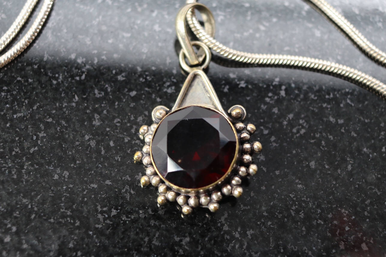 Vintage Sterling Rot Glas Anhänger Halskette, Silber, Januar Geburtsstein, Nachlass Schmuck, Valentinstag Geschenk, Gothic Halskette von TheHavenFinds