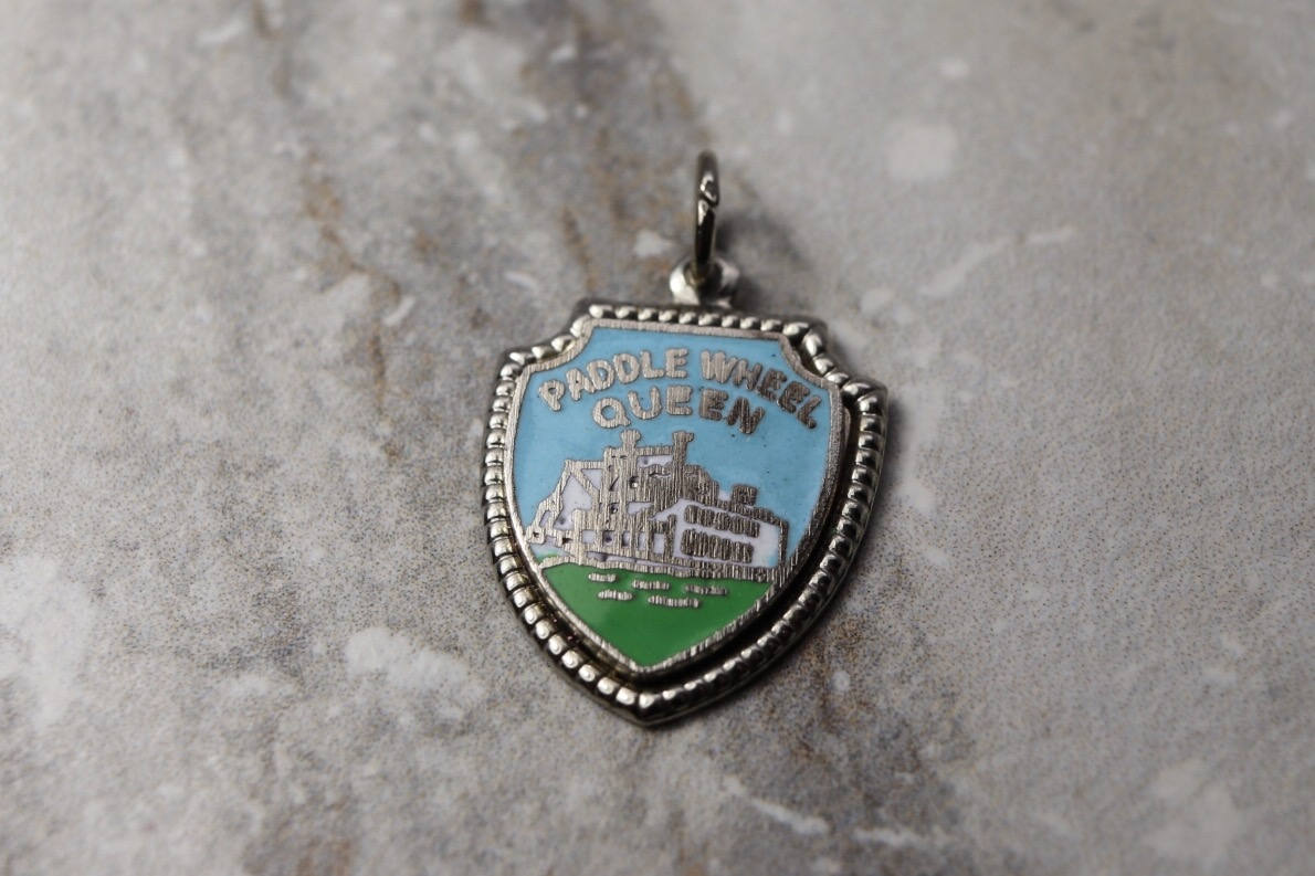 Vintage Sterling Silber Flügel Rad Königin Charme, Nachlass Schmuck, Reise Geschenke Für Sie, Mutter von TheHavenFinds