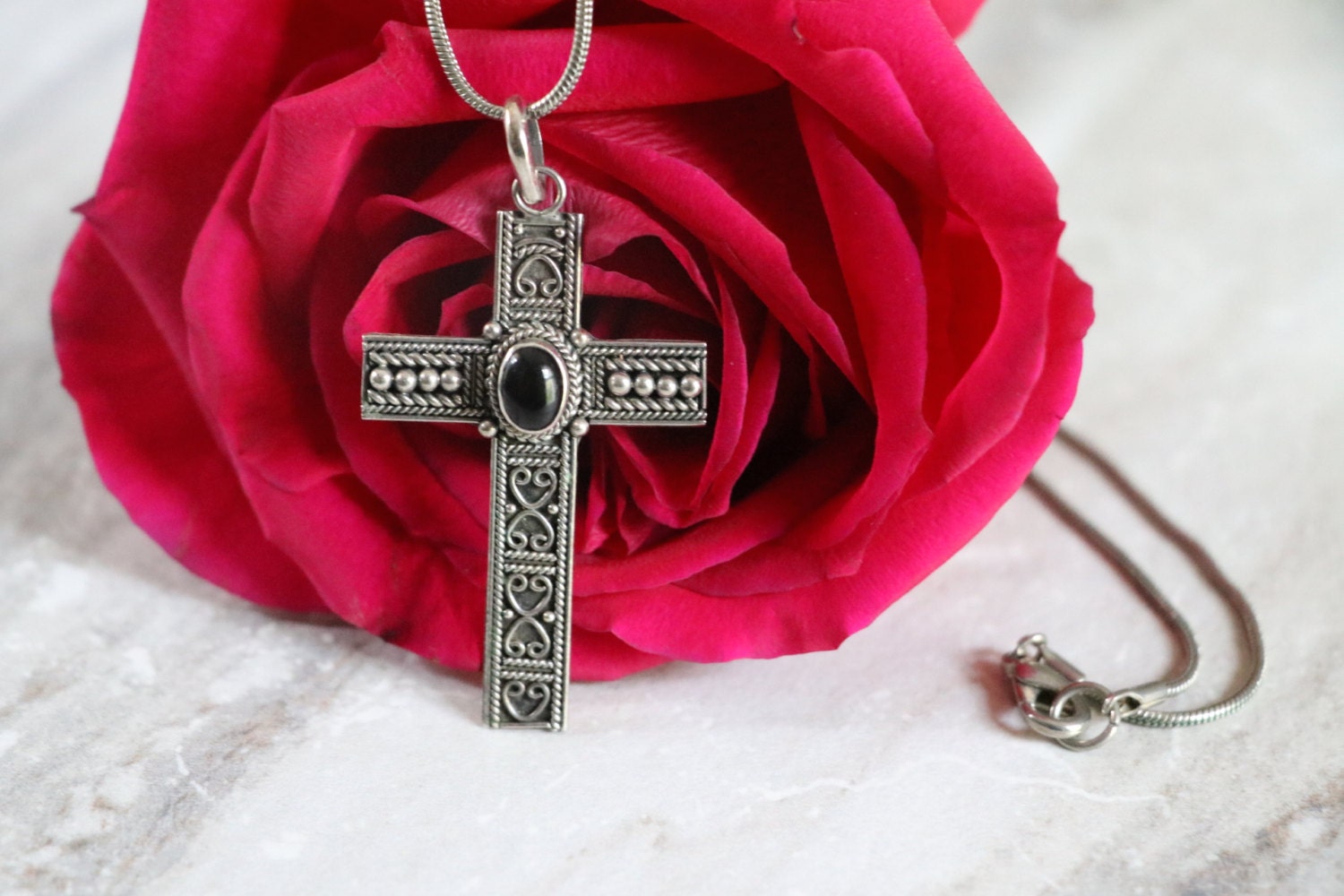 Vintage Sterling Silber Kreuz Anhänger Mit Schwarzem Stein Und Silberfarbener Kette von TheHavenFinds