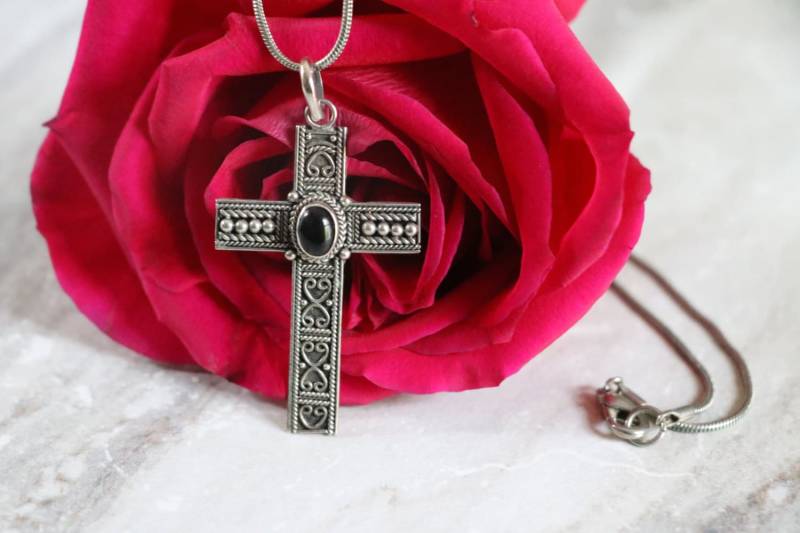 Vintage Sterling Silber Kreuz Anhänger Mit Schwarzem Stein Und Silberfarbener Kette von TheHavenFinds
