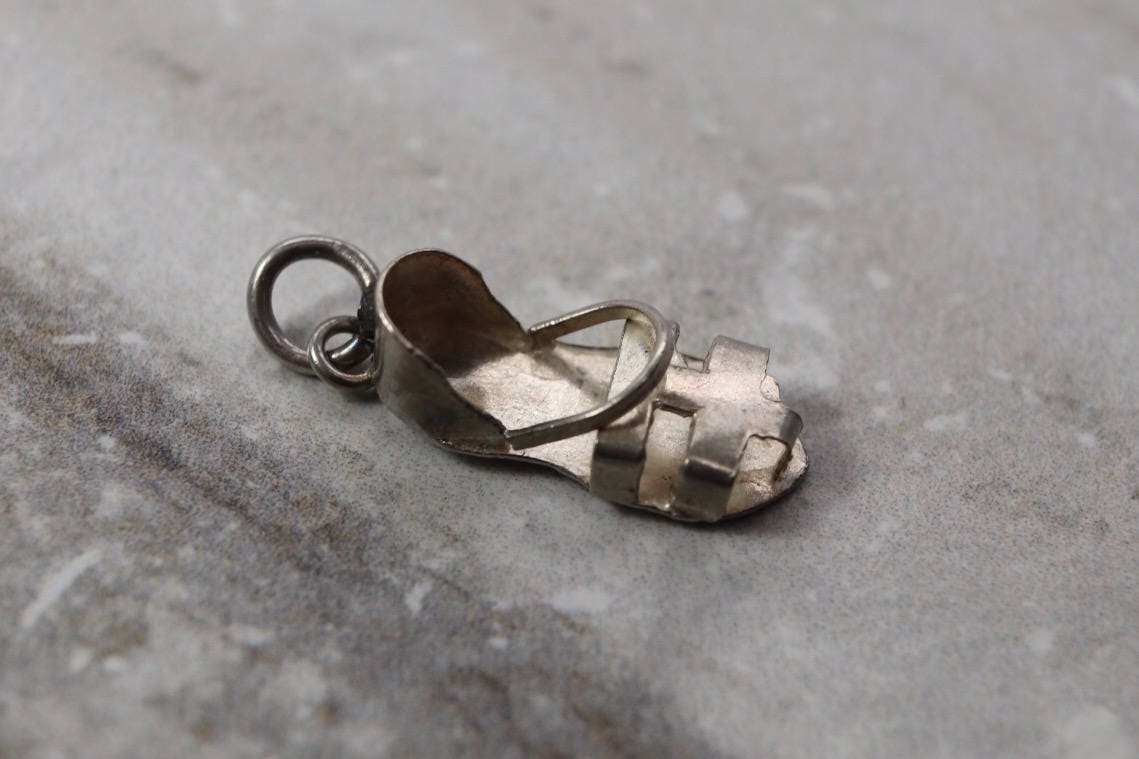 Vintage Sterling Sommer Sandale Charme, 3D Silber Made in Mexico, Nachlass Schmuck, Geschenke Für Sie, Strand Charme von TheHavenFinds