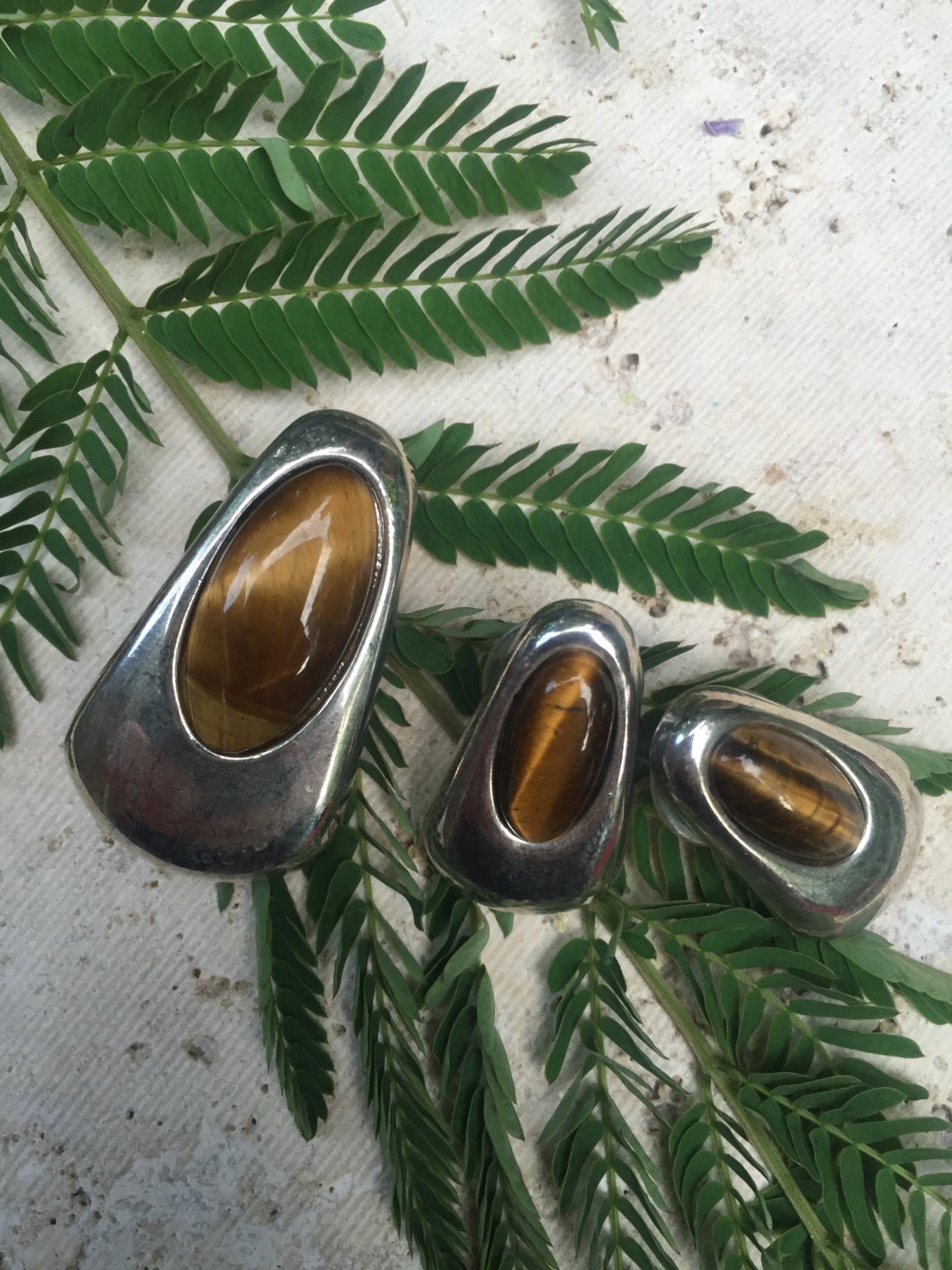 Vintage Tigerauge Silberfarbenes Schmuckset - Anhänger & Ohrringe von TheHavenFinds