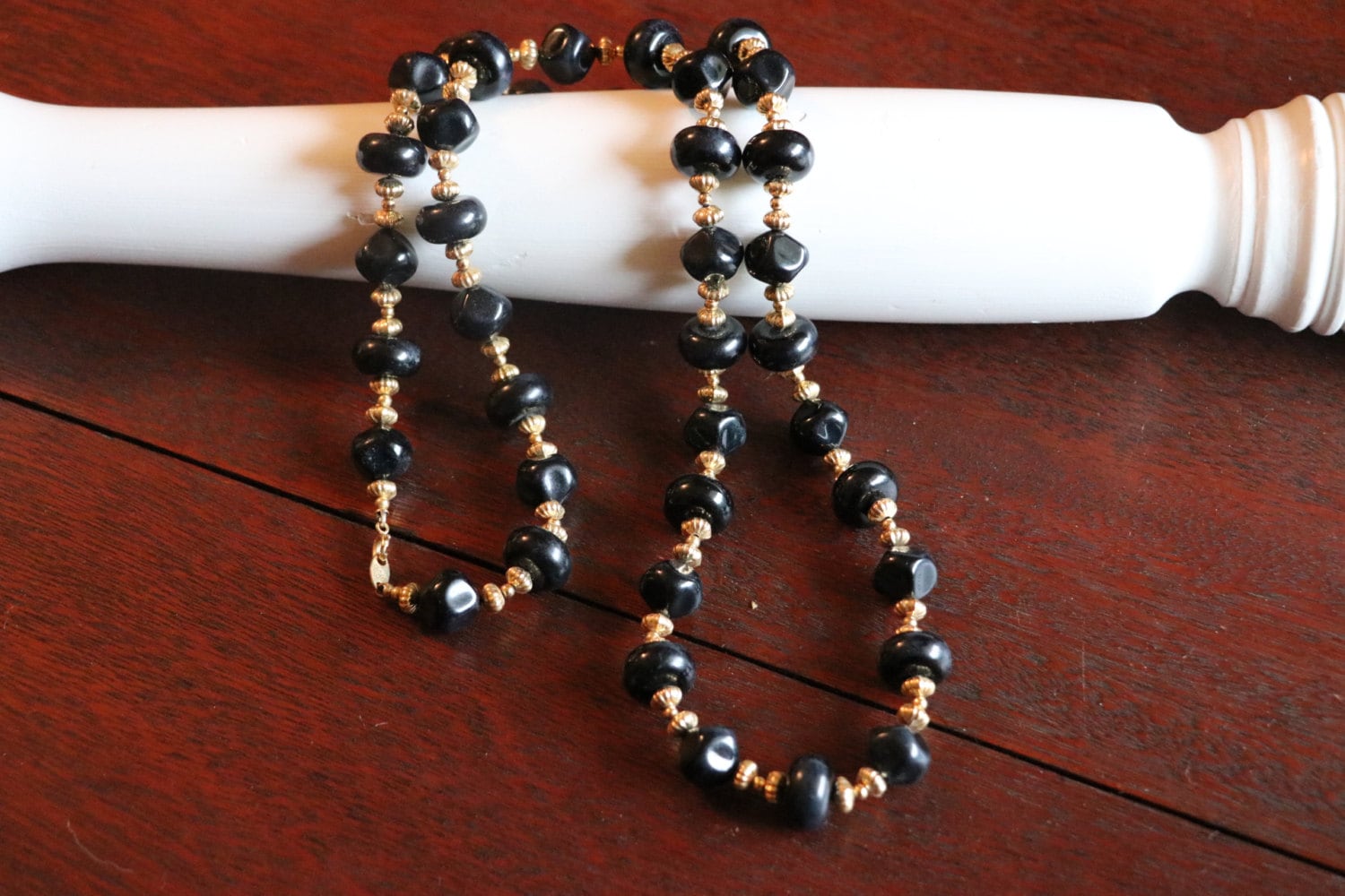 Vintage Trifari Lange Schwarze Perlenkette, Goldfarbene Akzente, Signiert Tm, Geschenke Für Sie von TheHavenFinds