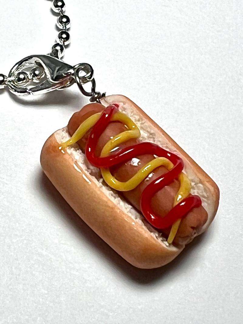 Hot Dog Anhänger, Miniatur Essen Schmuck Polymer Clay Charme von TheHeatherWells