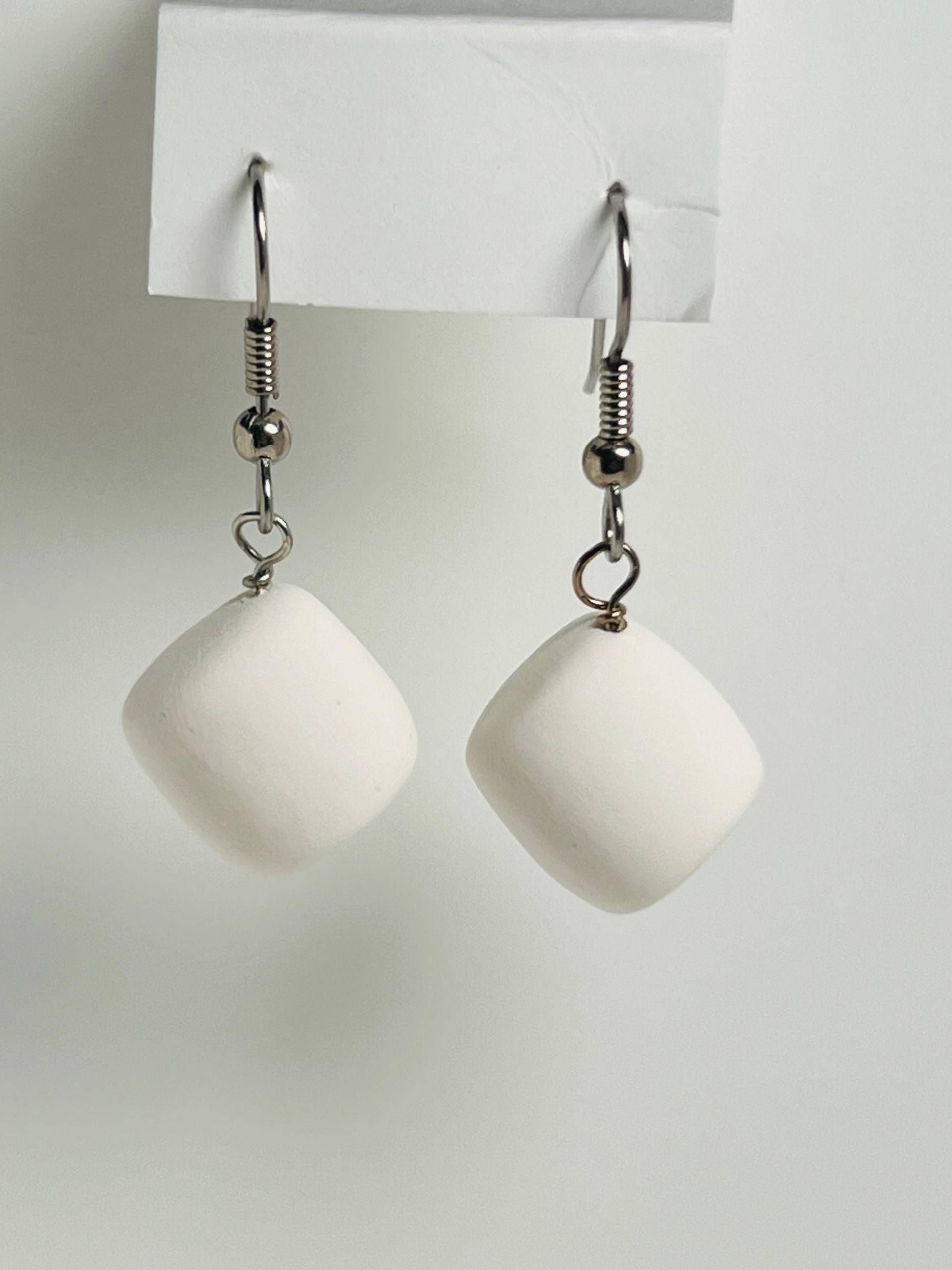 Miniatur Marshmallow Ohrringe Polymer Clay Essen Schmuck Miniatur Marshmallow Ohrringe Polymer Clay Essen Schmuck von TheHeatherWells
