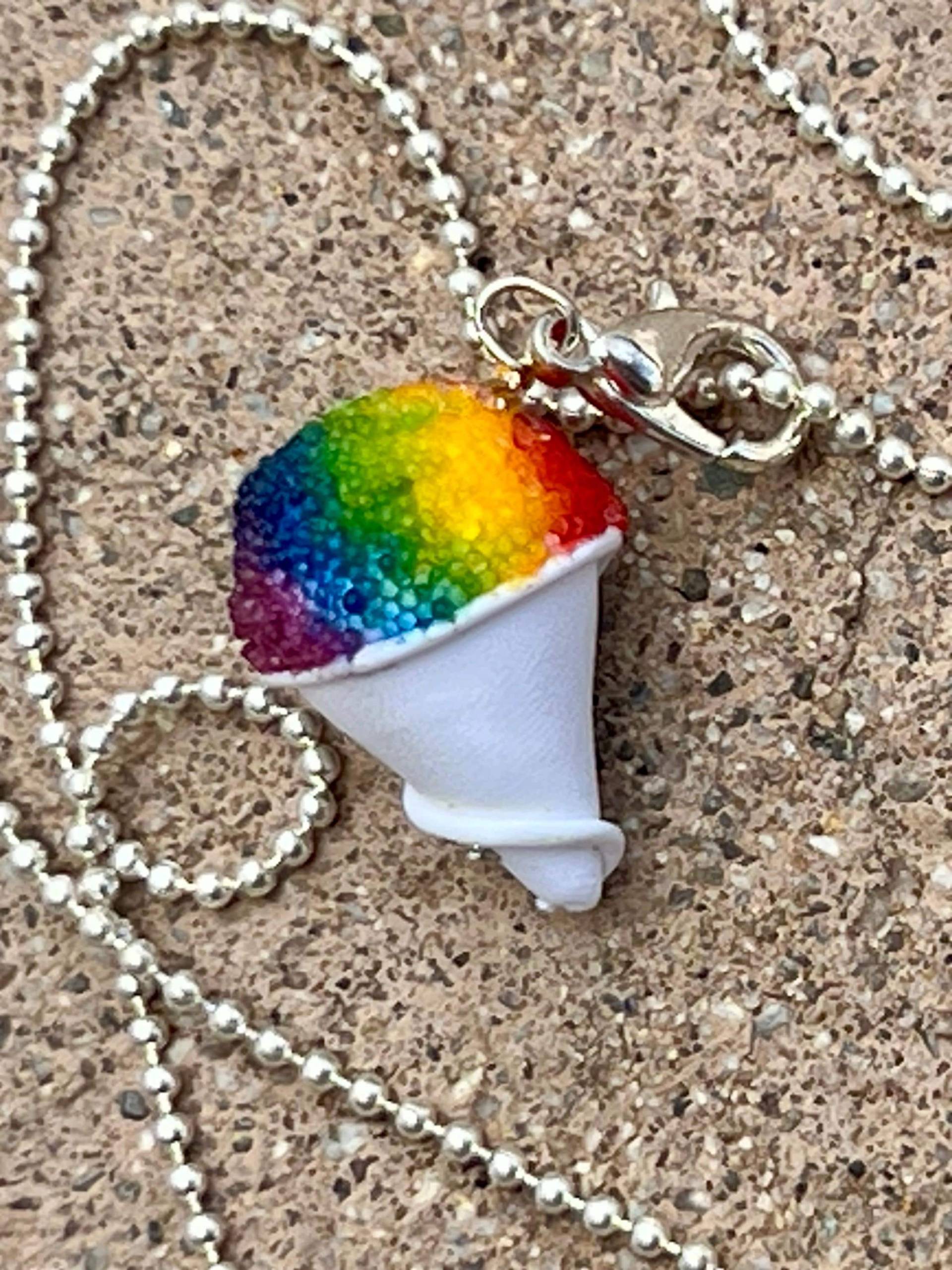 Regenbogen Schnee Kegel Anhänger Polymer Ton, Silber Kette Regenbogen Schnee Kegel Anhänger Polymer Ton, Silber Kette von TheHeatherWells