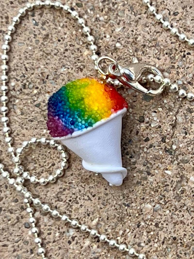 Regenbogen Schnee Kegel Anhänger Polymer Ton, Silber Kette Regenbogen Schnee Kegel Anhänger Polymer Ton, Silber Kette von TheHeatherWells