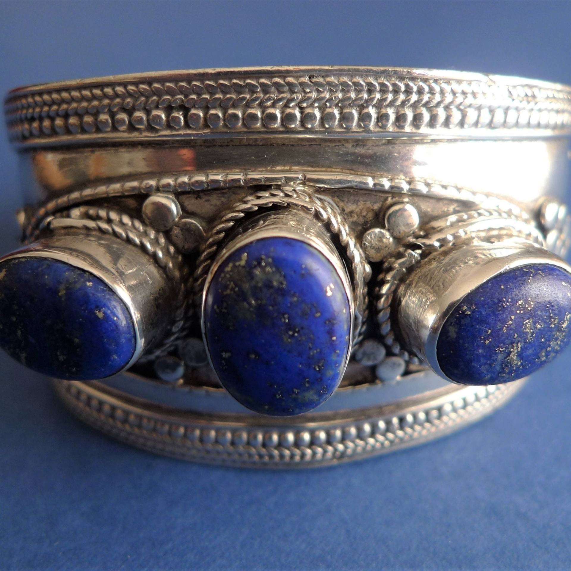 Armband Aus Tibetsilber Mit Lapiz Lazuli Armband Aus Tibetsilber Mit Lapiz Lazuli von TheHiddenAlley