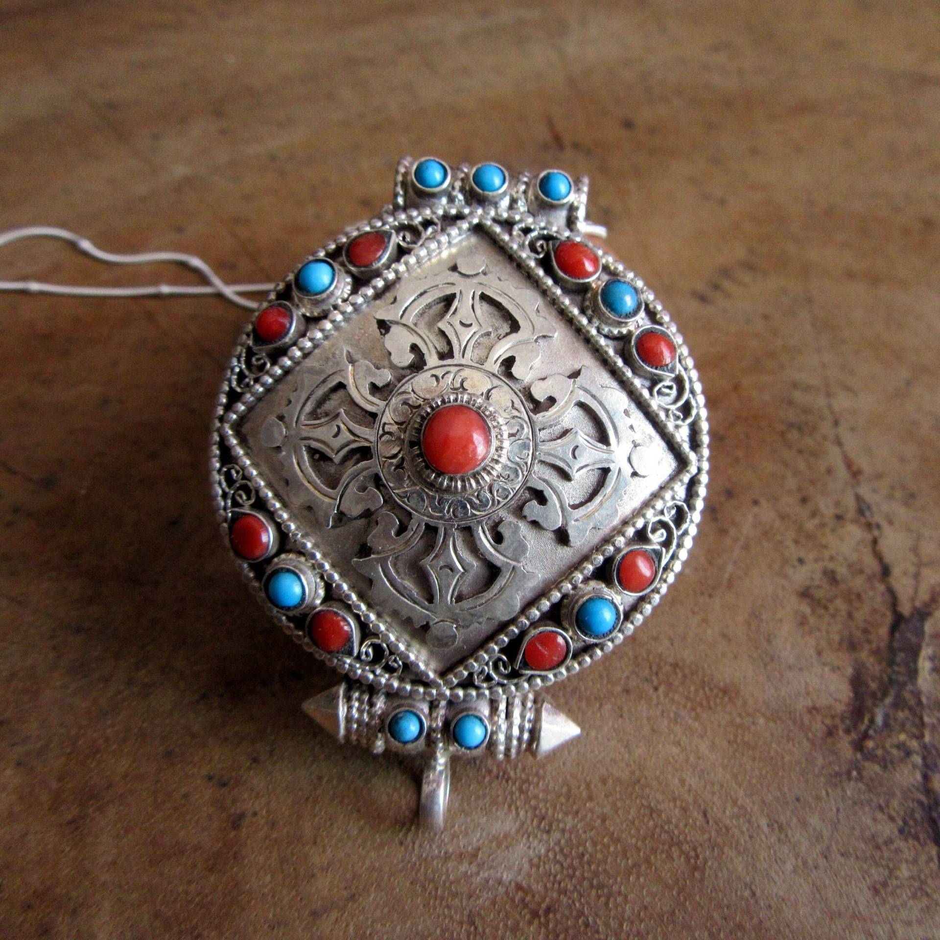 Doppelter Dorje Silber Charm Mit Koralle Und Türkis Aus Nepal Doppelter Dorje Silber Charm Mit Koralle Und Türkis Aus Nepal von TheHiddenAlley
