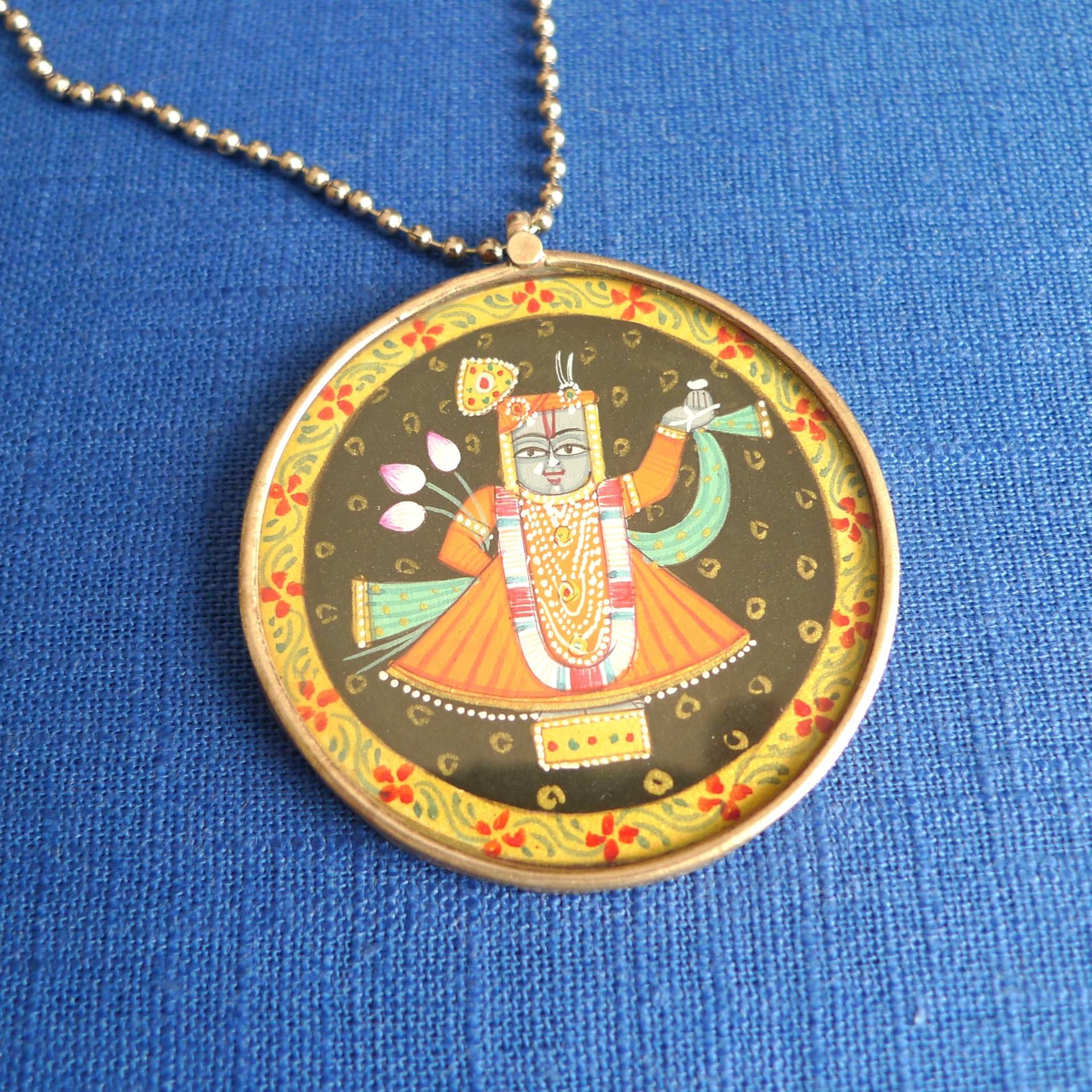 Lord Srinatji Anhänger Aus Indien | Handbemalter Hindu Amulett Lord Srinatji Anhänger Aus Indien | Handbemalter Hindu Amulett von TheHiddenAlley