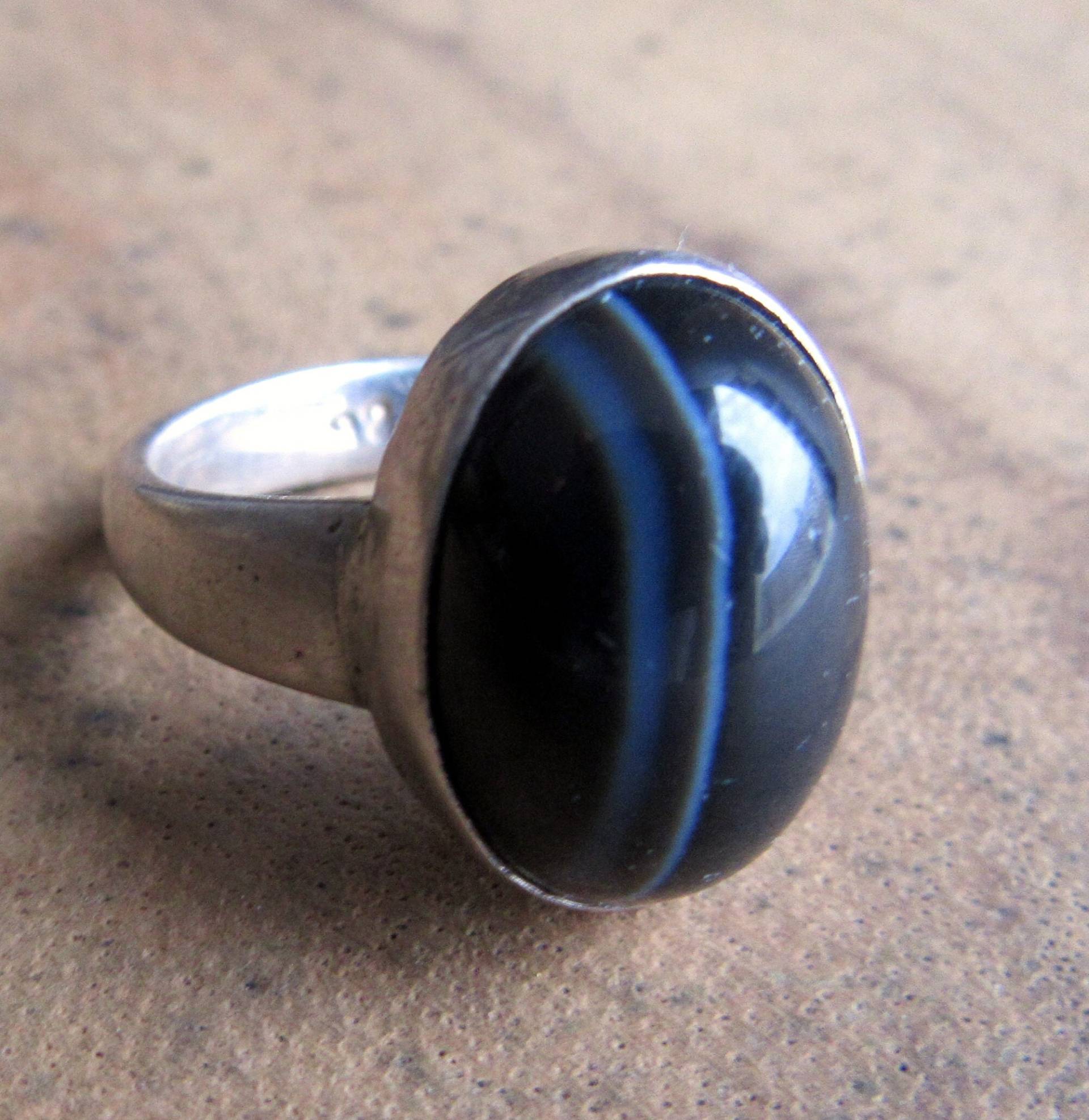 Silberring Mit Schwarzem Achat Aus Indien Silberring Mit Schwarzem Achat Aus Indien von TheHiddenAlley