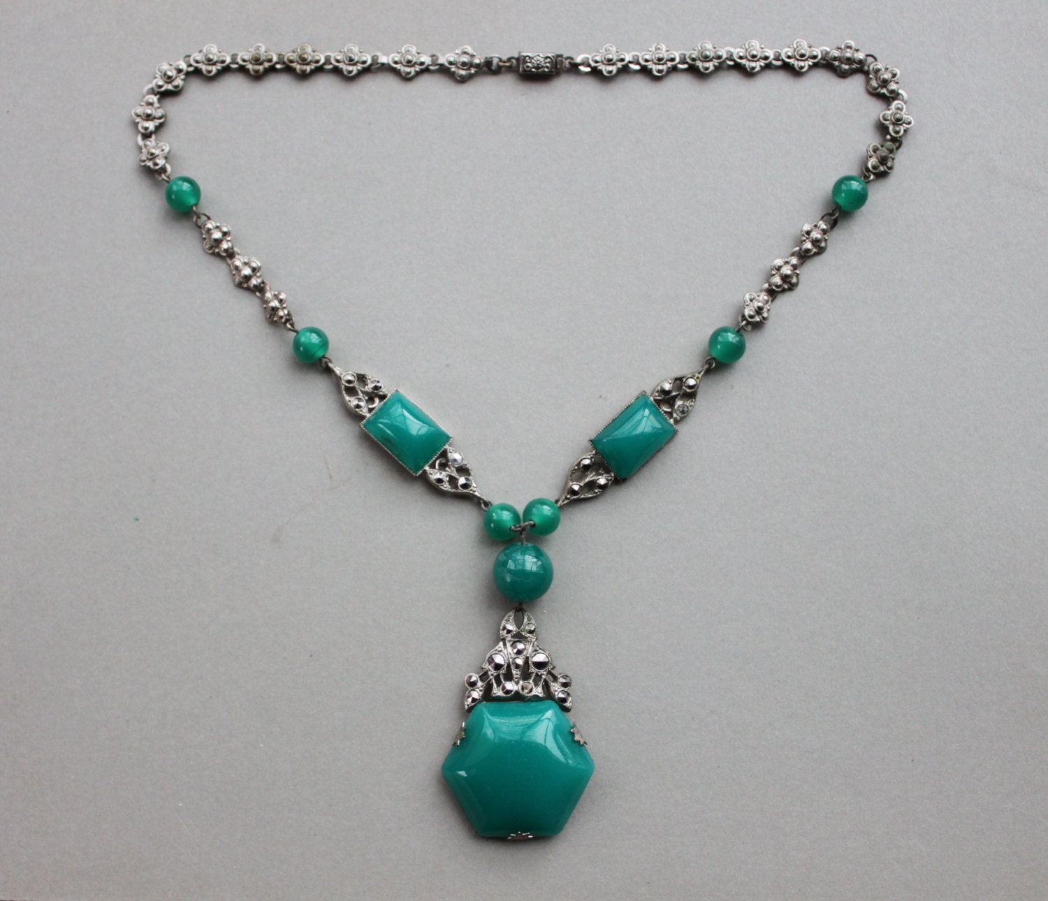 Art Deco Chrysopras Lavalier Halskette/Antik Grün Flapper Art Deco Chrysopras Lavalier Halskette/Antik Grün Flapper von TheHiddenChamber