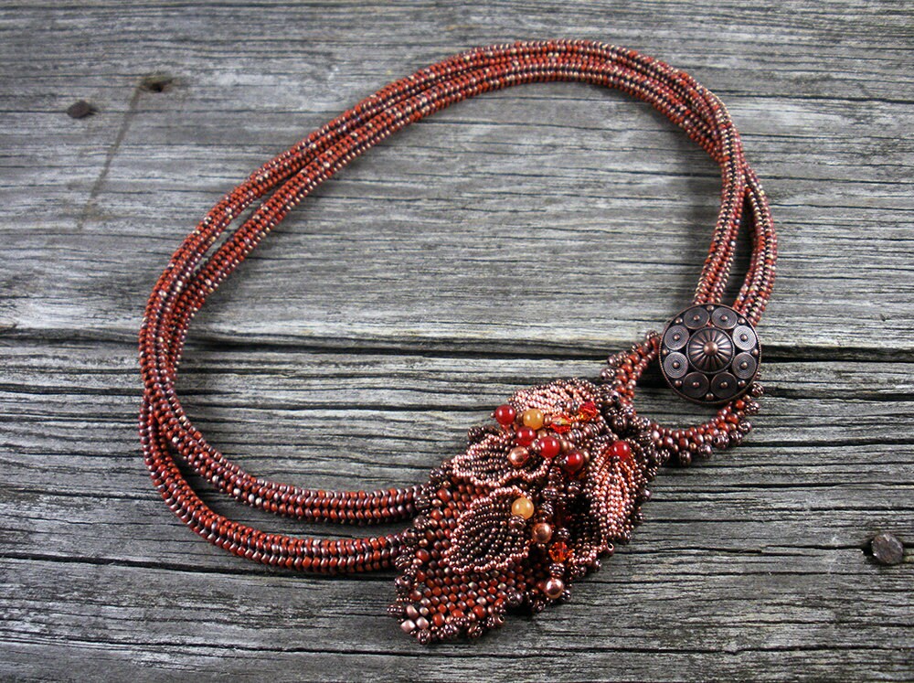 Verkauft Beadweaving Doppelter Fischgrat Halskette in Terracotta/Kupfer Mit Blatt Cluster & Antik Kupfer Taste Frontreißverschluss Verkauft Beadweaving Doppelter Fischgrat Halskette in Terracotta/Kupfer Mit Blatt Cluster & Antik Kupfer Taste Frontreißverschluss von TheHighBead