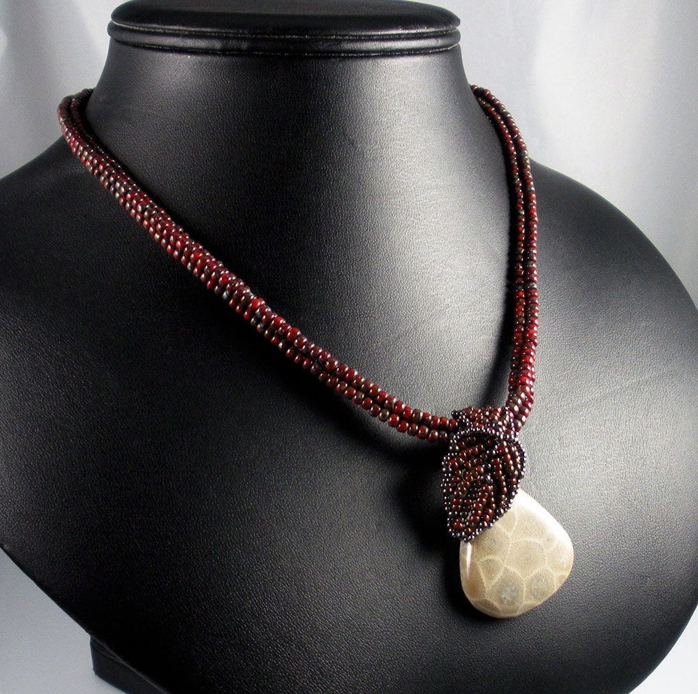 Verkauft Beadweaving Grünen Petoskey Stein Anhänger Und Dreieckigen Seil Halskette - Dunkel Rot/Gunmetal Verkauft Beadweaving Grünen Petoskey Stein Anhänger Und Dreieckigen Seil Halskette - Dunkel Rot/Gunmetal von TheHighBead