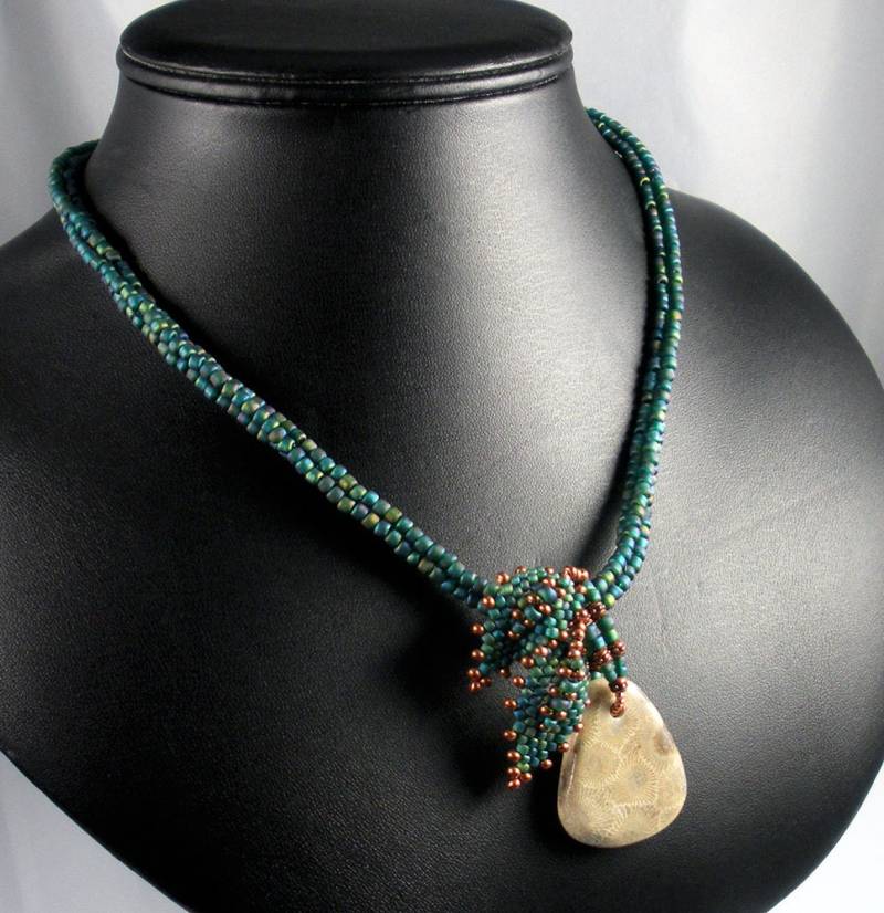 Verkauft Beadweaving Grünen Petoskey Stein Anhänger Und Dreieckigen Seil Halskette - Petrol/Kupfer Verkauft Beadweaving Grünen Petoskey Stein Anhänger Und Dreieckigen Seil Halskette - Petrol/Kupfer von TheHighBead