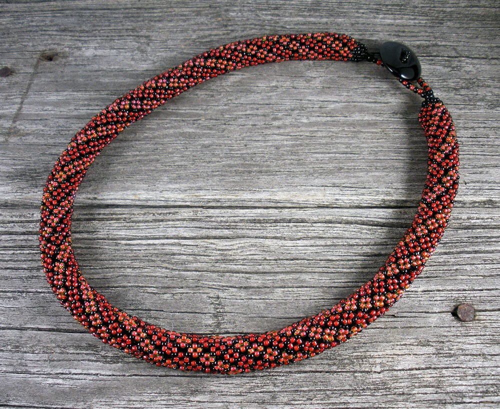 Verkauft Beadweaving Saldiert Halskette in Rot/Schwarz/Orange Verkauft Beadweaving Saldiert Halskette in Rot/Schwarz/Orange von TheHighBead