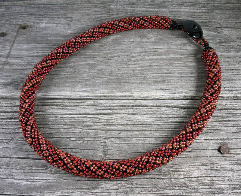 Verkauft Beadweaving Saldiert Halskette in Rot/Schwarz/Orange von TheHighBead