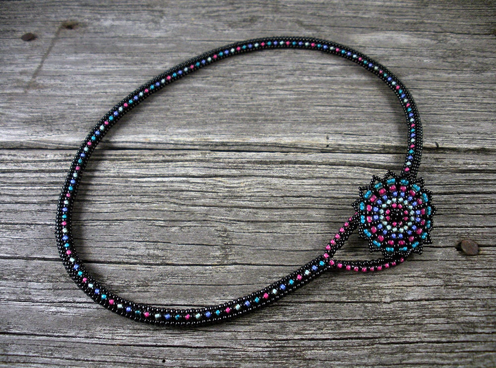 Verkauft Perlen Weben Doppelte Herringbone Seil Halskette in Schwarz, Fuchsia, Grün, Blau, Blaugrün Mit Großer Beadwoven Blume Vorderen Verschluss Verkauft Perlen Weben Doppelte Herringbone Seil Halskette in Schwarz, Fuchsia, Grün, Blau, Blaugrün Mit Großer Beadwoven Blume Vorderen Verschluss von TheHighBead