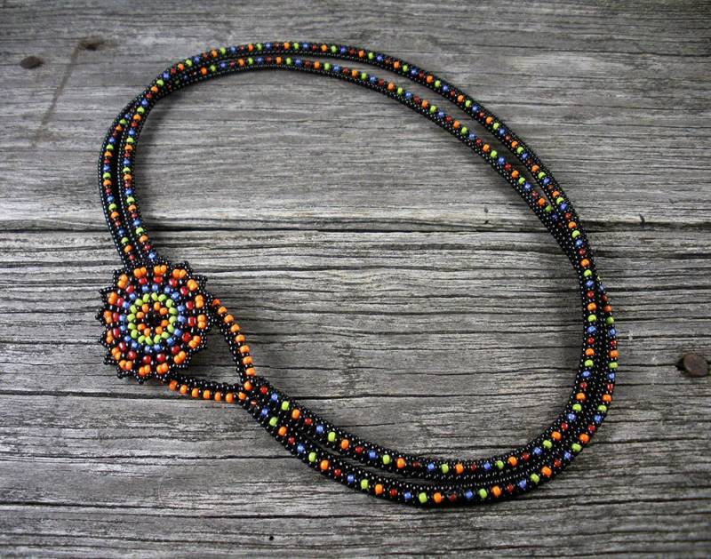 Verkauft Perlen Weben Doppelte Herringbone Seil Halskette in Schwarz, Orange, Rot, Blau, Grün Mit Großer Beadwoven Blume Vorderen Verschluss Verkauft Perlen Weben Doppelte Herringbone Seil Halskette in Schwarz, Orange, Rot, Blau, Grün Mit Großer Beadwoven Blume Vorderen Verschluss von TheHighBead