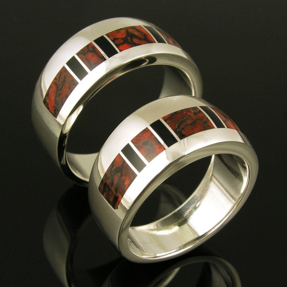 Dinosaurier Knochen Ehering Set Mit Schwarzem Onyx Akzente Durch Hileman Silber Schmuck - Eheringe, Knochenringe von TheHilemanCollection