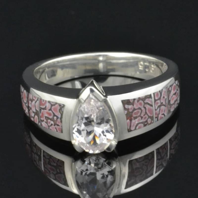 Dinosaurier-Knochen-Verlobungsring Und Ehering Mit Weiß Saphir Zentrum von TheHilemanCollection