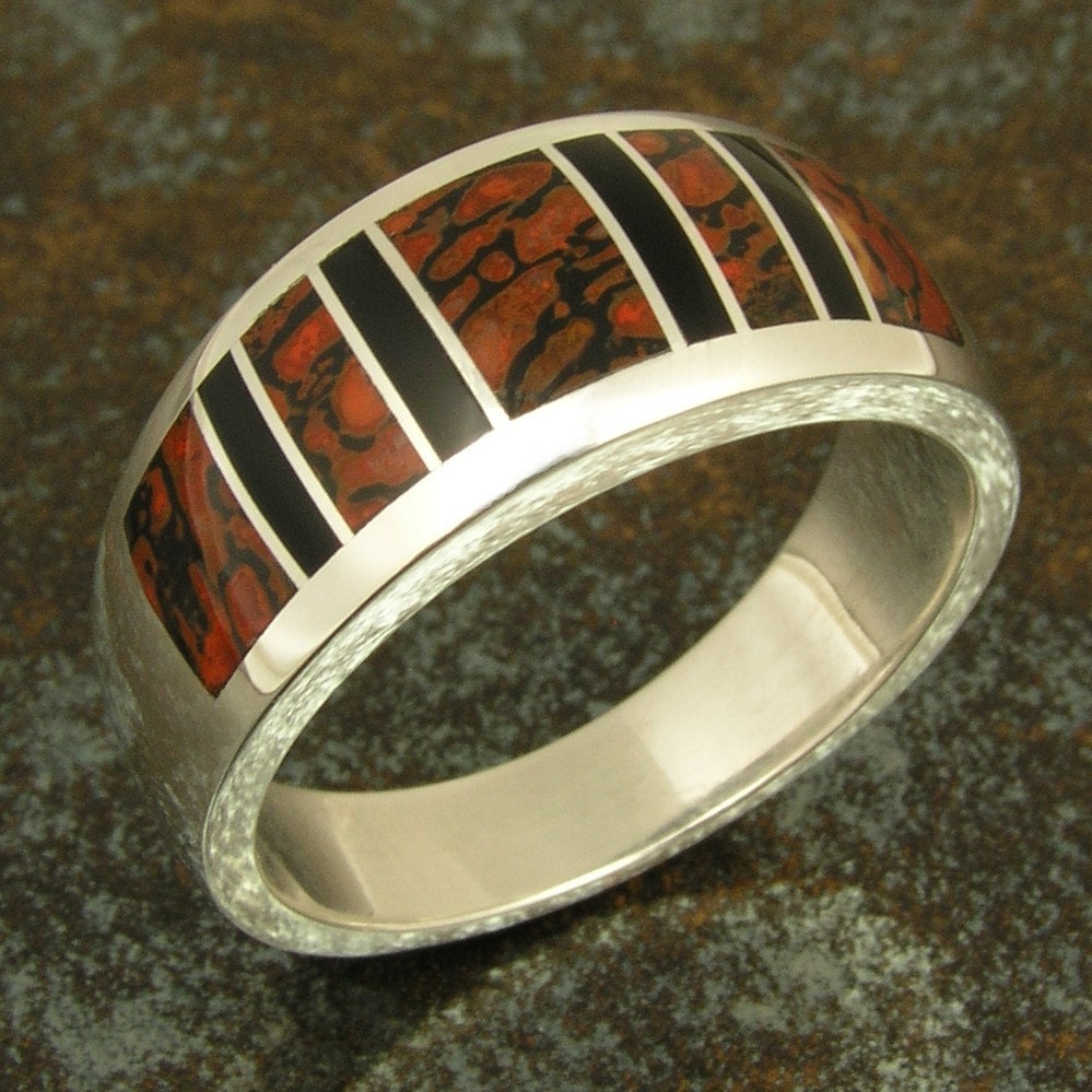 Roter Dinosaurier Knochenring Mit Schwarzem Onyx - Knochen Ehering-Dinosaurier Ehering-Black Band Ring in Silber von TheHilemanCollection