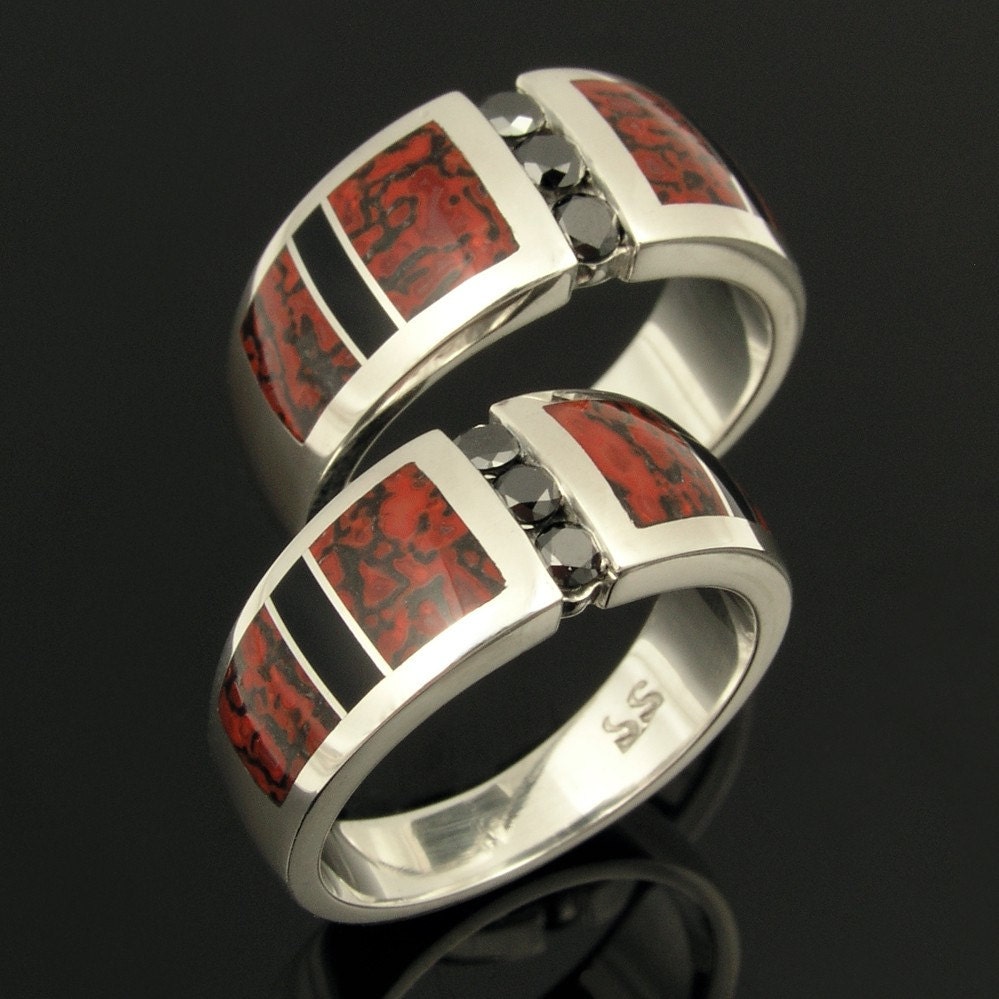 Sein Und Ihr Dinosaurier Knochen Ehering Set Mit Schwarzen Diamanten Akzenten in Sterling Silber von TheHilemanCollection