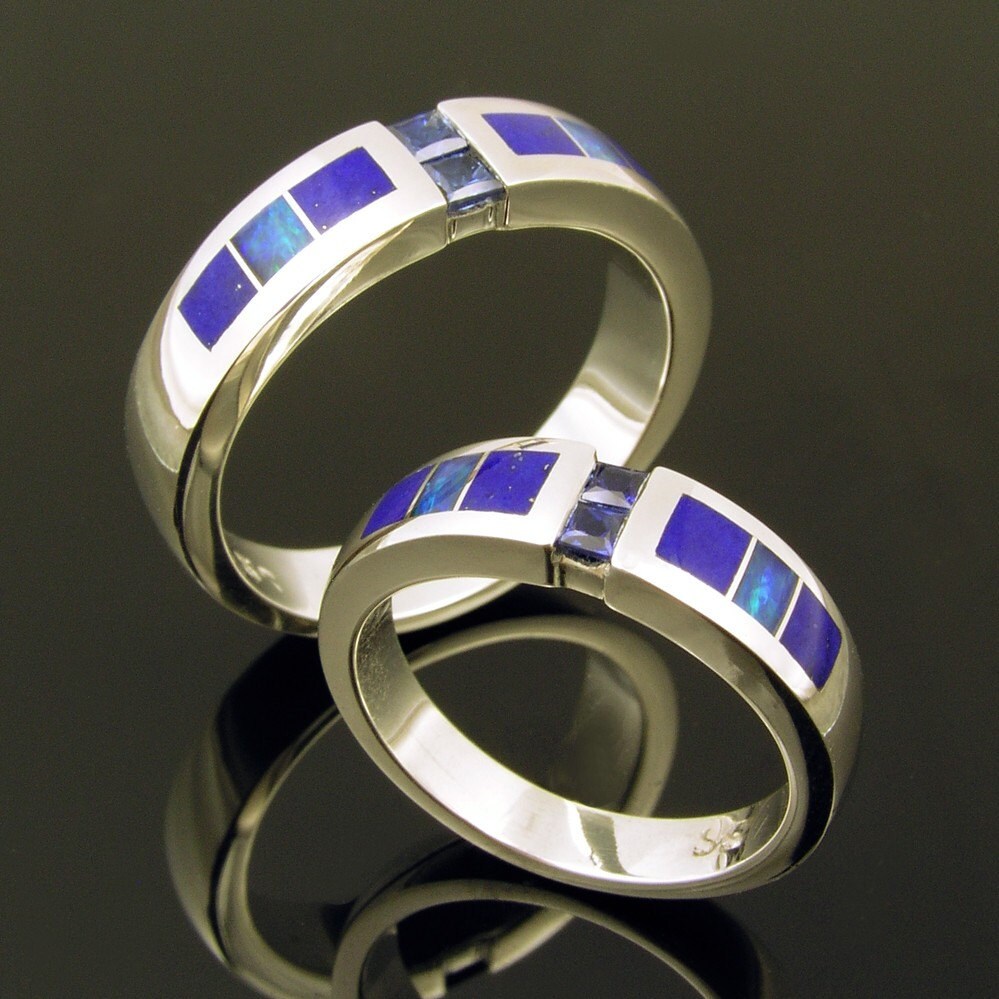Sein Und Sie Ehering Mit Blauen Saphiren, Lapis Opal Eingefasst von TheHilemanCollection
