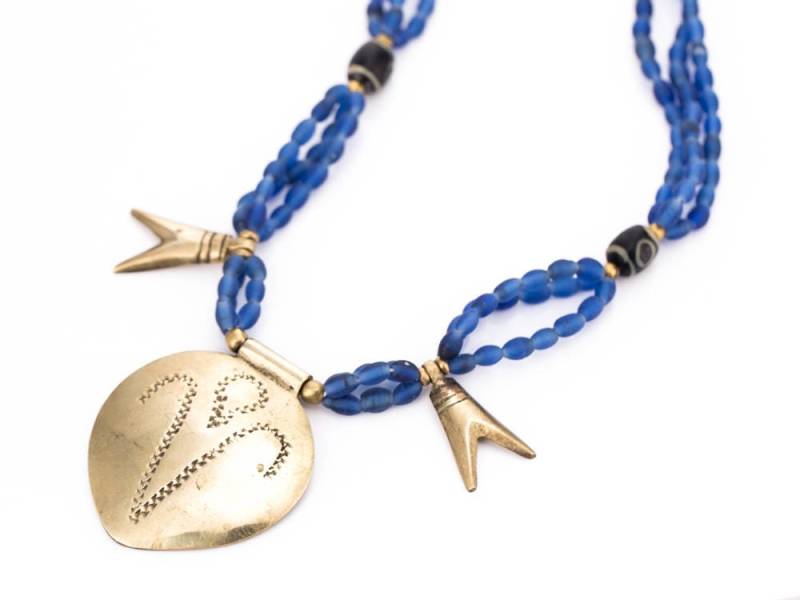 Vintage Artisan Blau Milchglas Und Messing-Kette Gemacht Vintage Artisan Blau Milchglas Und Messing-Kette Gemacht von TheHillbillyHipster