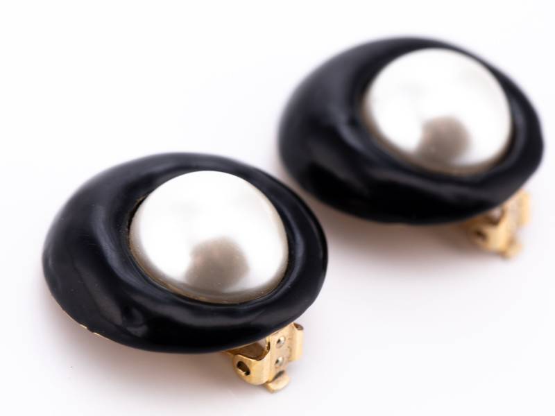 Vintage Donald Stannard Faux Pearl Und Onyx Enamel Clip Ohrringe von TheHillbillyHipster