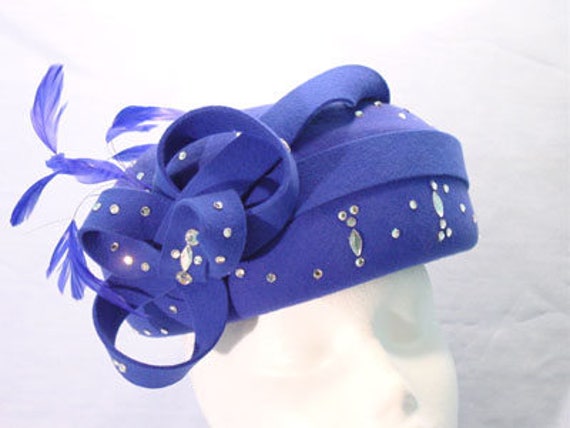 Blaue Wolle/Filz Pillbox Mütze, Blaue Federn, Wedding Hat, Kentucky Derby Hat, Church Hat von TheHipBoutique