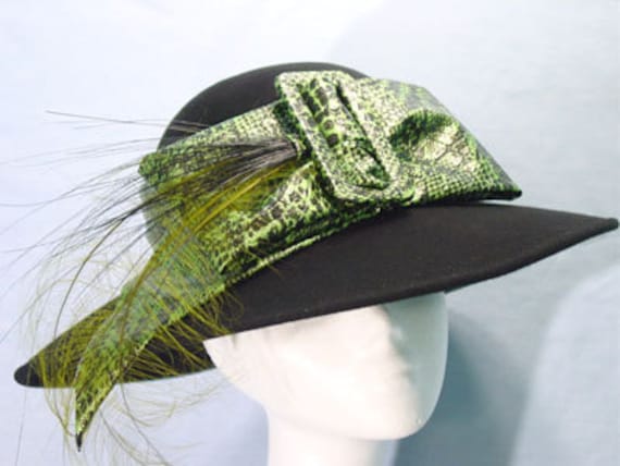Damen Grünes Leder Schlangendruck Gürtelschnalle Band, Neongrüne Federn. Kentucky Derby, Hochzeit, Church Hat von TheHipBoutique