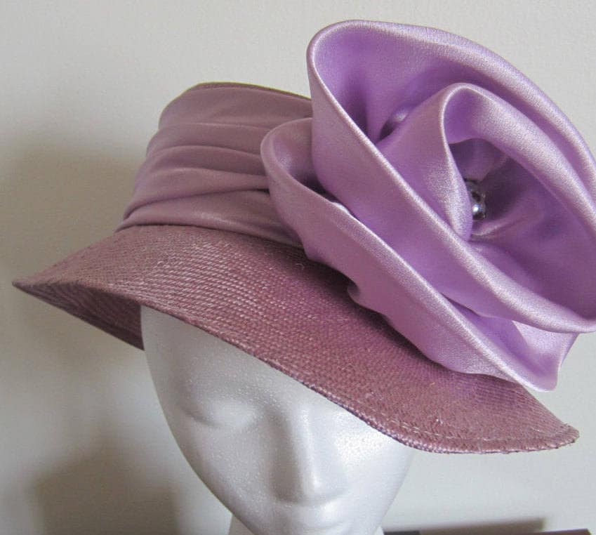 Damen Lila Fedora Mütze Mit Satinblüte von TheHipBoutique