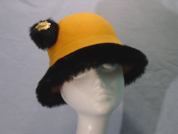 Gelbe Wolle, Filz Boa Fell Borte Mütze, Gold Strass Pin Hut von TheHipBoutique