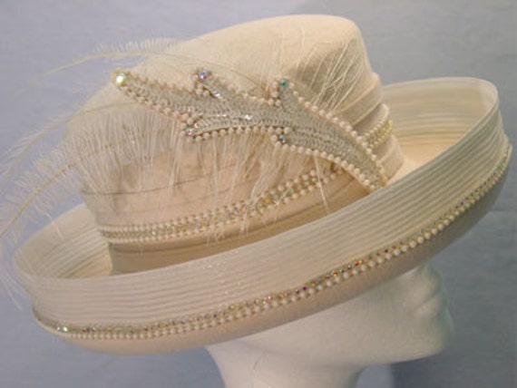 Off White Hut, Perlen Und Strass Band Hut, Pferdehaar Borte Mütze, Pailletten, Federn Applikation Hut - Kentucky Derby Hat, Tea Party Hat, Church Hat von TheHipBoutique