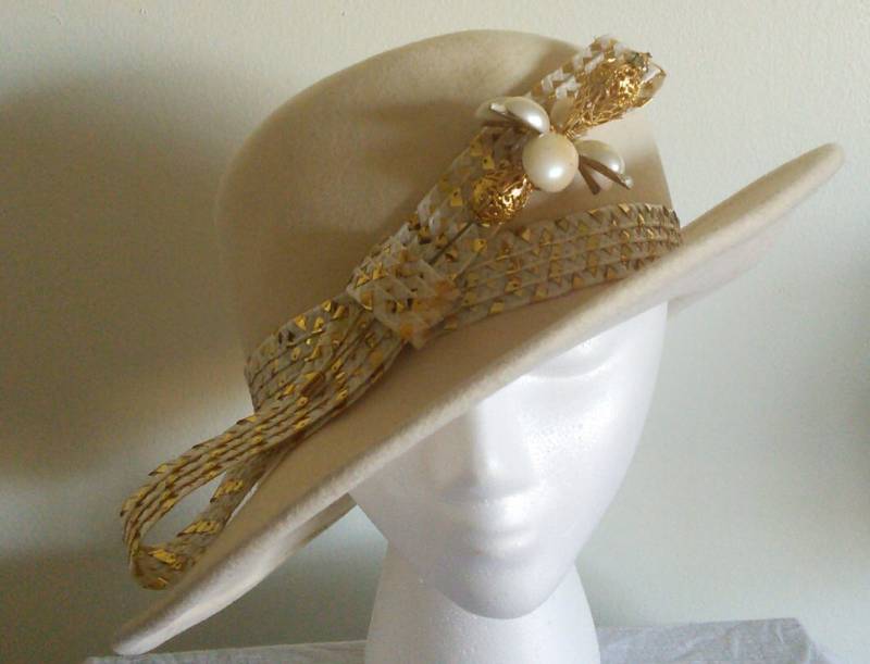 Off White Wollfilz Weiß Und Gold Band Mit Perlen Pin von TheHipBoutique