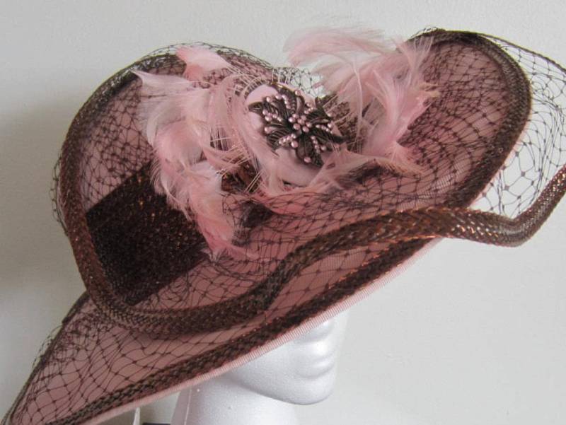 Rosa Breite Krempe Hut, Federhut, Hochzeit Kentucky Derby Tea Party Kirche Ascot Hut von TheHipBoutique