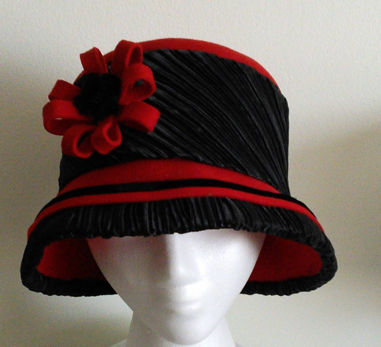 Rote Wollfilz Cloche Mütze, Kirchenhut, Wintermütze von TheHipBoutique