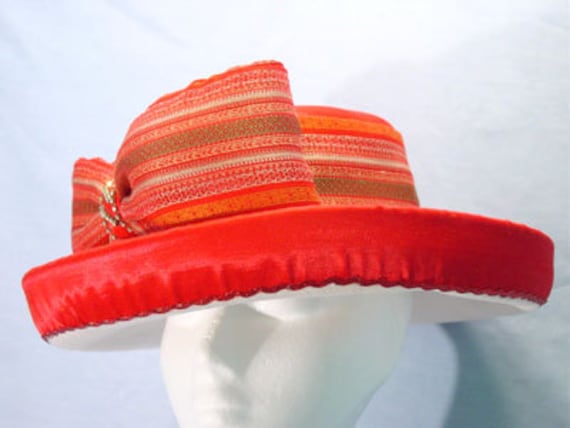 Roter Satin Mit Großer Mehrfarbiger Stoffschleife Kentucky Derby/Wedding Hat von TheHipBoutique