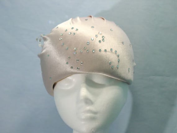 Satin Calot Rose Hut Mit Diamant Shaped Pin & Strass. Wedding Hat, Church Hat, Kentucky Derby Hat von TheHipBoutique