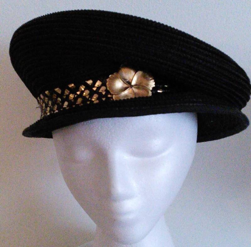 Schwarzer Strohhut, Schwarz & Gold Schweizer Zopfband, Blumenbrosche, Kirchenhut, Hochzeitshut, Partyhut von TheHipBoutique