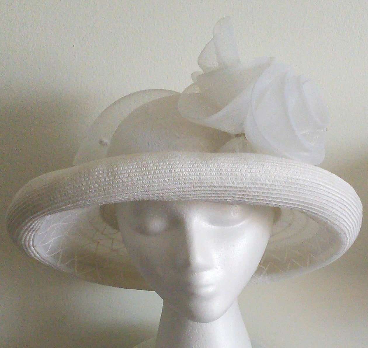 Weiße Breite Krempenmütze, Hochzeitshut, Tea Party Hut, Church Hat, Kentucky Derby Hut von TheHipBoutique