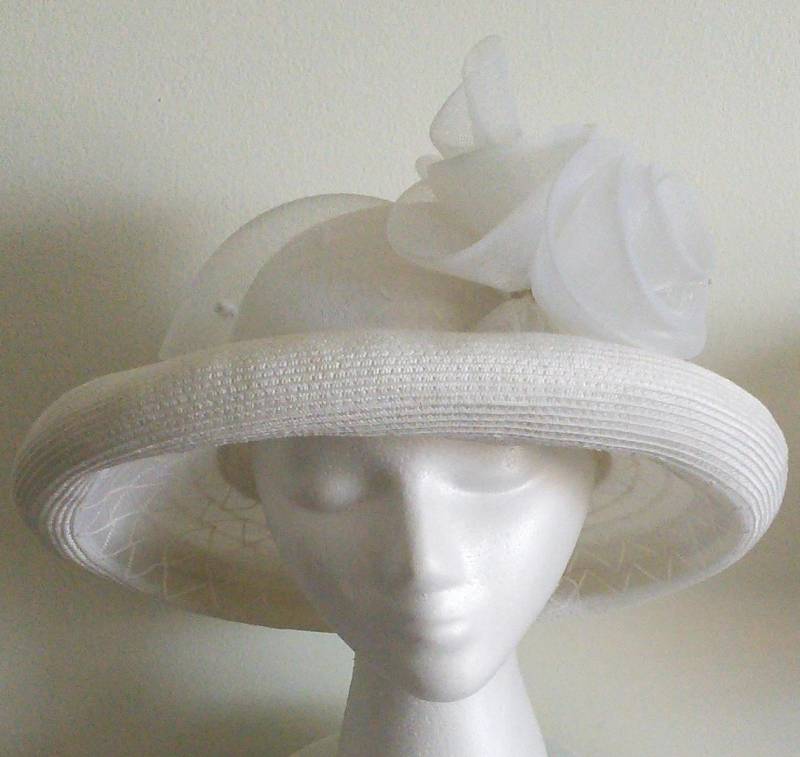 Weiße Breite Krempenmütze, Hochzeitshut, Tea Party Hut, Church Hat, Kentucky Derby Hut von TheHipBoutique
