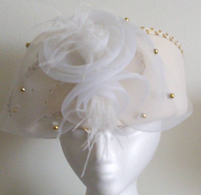 Weiße Wollmütze, Weiß & Gold Borte, Wedding Hat, Kentucky Derby Hut, Tea Party Hut, Church Hat von TheHipBoutique