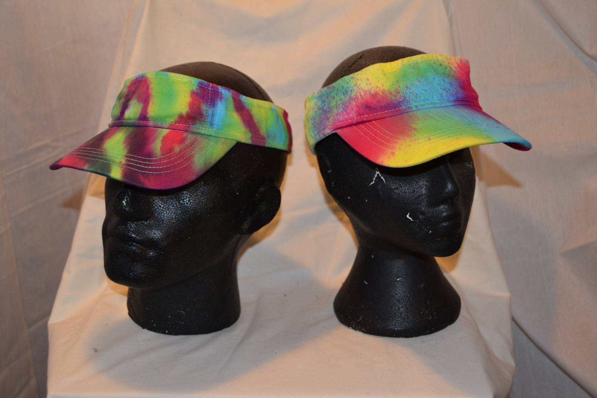 Handgefertigte Batik Schirmmütze Rave Hat Regenbogen Multi Color Festival von TheHippyHole
