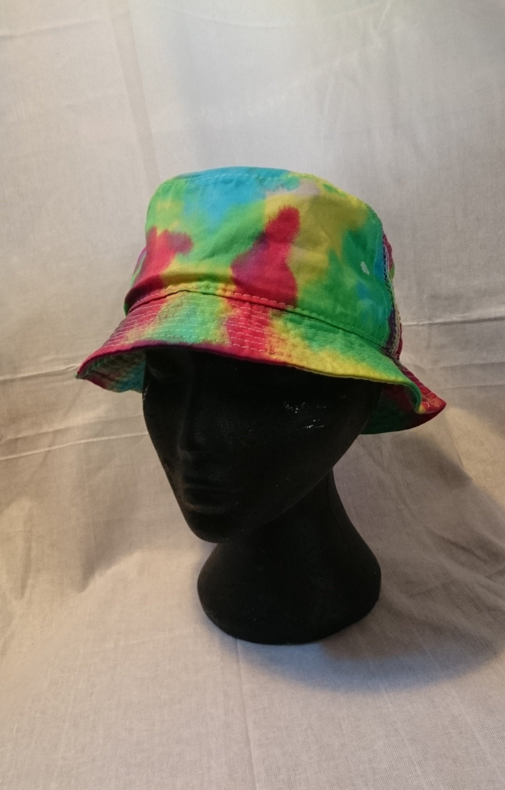 Handgemachter Tie Dye Eimer Rave Hut Regenbogen Multi Color Festival von TheHippyHole
