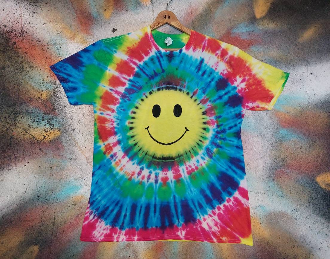 Tie Dye Smiley Gesicht Rave T-Shirt Unisex S-5xl von TheHippyHole