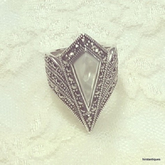 Art Deco Perlmutt-Ring Silber Markasiten Spitze Art Deco Perlmutt-Ring Silber Markasiten Spitze von TheHirstCollection