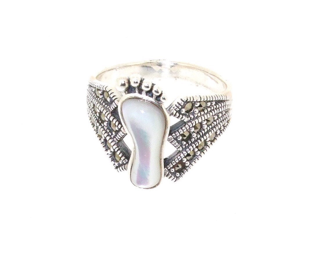 Baby Fußabdruck Ring Perlmutt Silber Markasit von TheHirstCollection